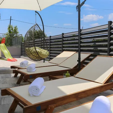 Grey Dream With Heated Pool Semesterbostad Kaštela