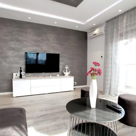 Semesterbostad Grey Dream With Heated Pool *