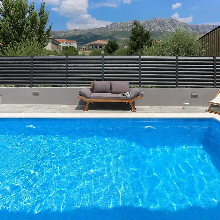 Grey Dream With Heated Pool Semesterbostad *