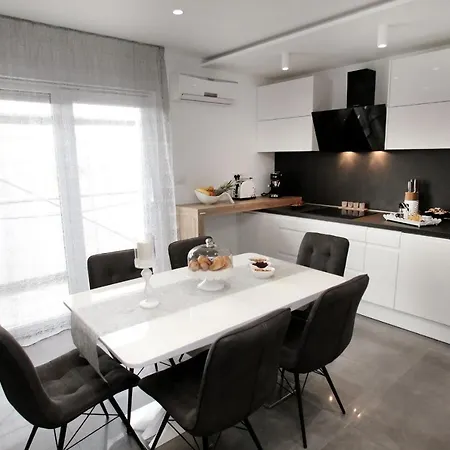 Semesterbostad Grey Dream With Heated Pool *